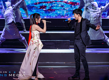 谢娜张杰亮相《跨界歌王》舞台视觉惊艳 舞美火力全开
