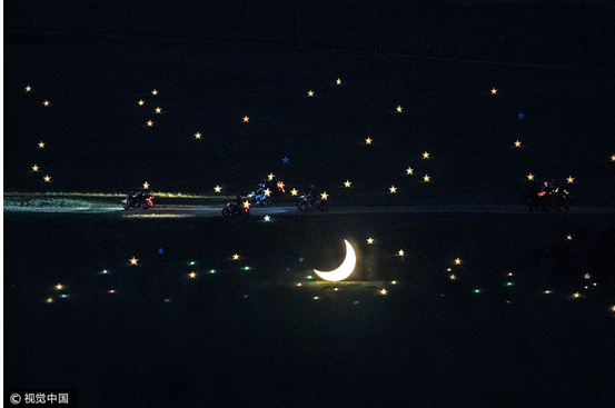 蒙古汉子深夜制造草原流星雨 惊呆女友